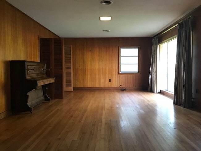 Building Photo - Old House Charm in Heart of Baton Rouge