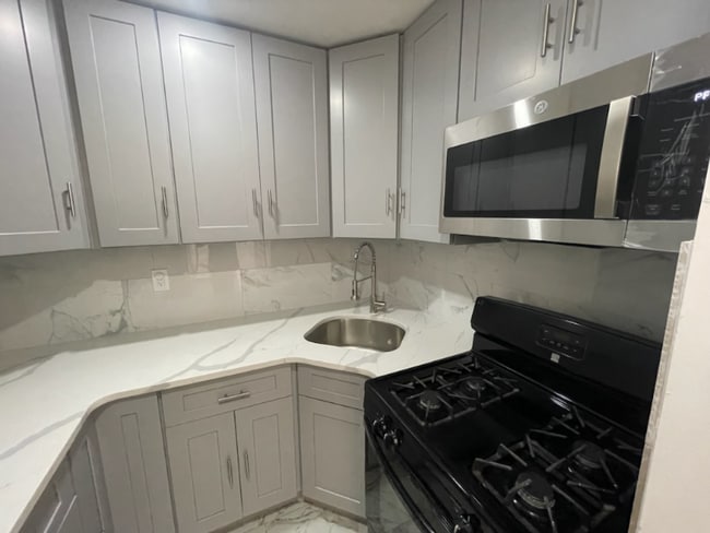 Foto del edificio - 694 E 102nd St