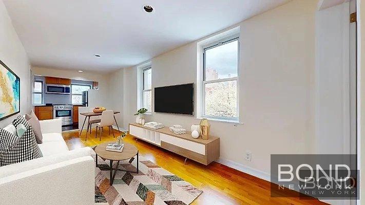 Foto principal - 482 W Broadway