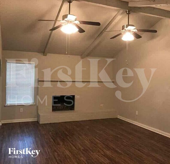 Foto del edificio - 732 NW Ann Lois Ln