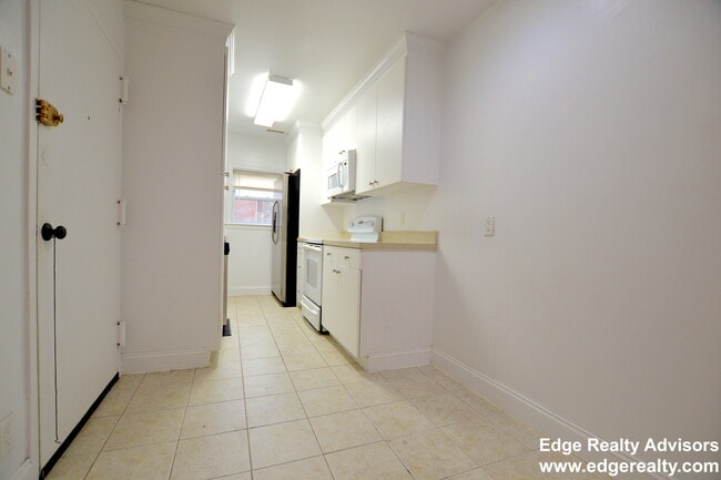 Building Photo - 128 Newton St