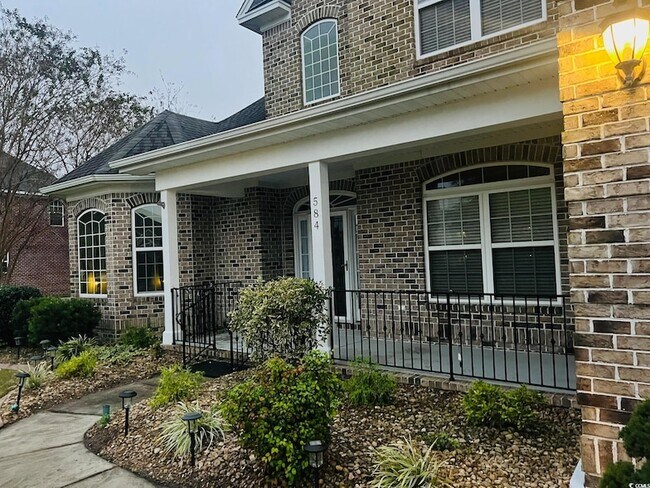 Foto del edificio - 584 Summerhill Dr