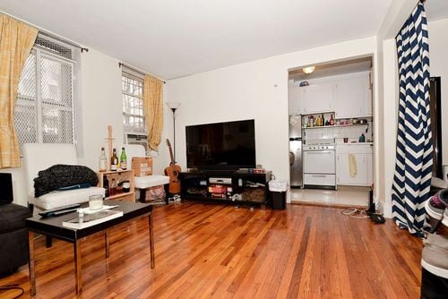 Building Photo - 271 E 10th St