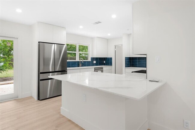 Building Photo - 1403 Creekview Dr