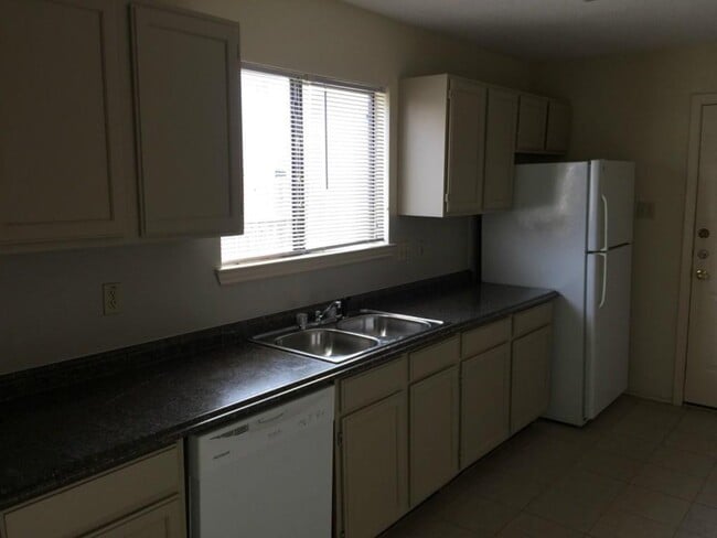 Building Photo - 607 Luther Dr