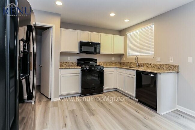 Building Photo - AVAILABLE NOW!! $350 OFF FIRST MONTH!
