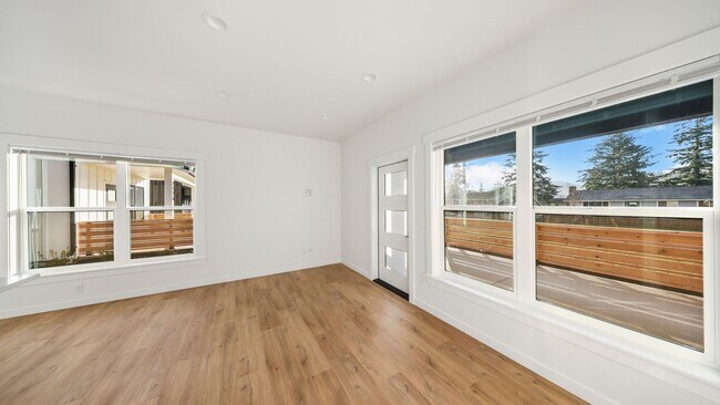 Foto del edificio - 3 Bed 2 Bath - A/C Mini-split - Fabulous Floor Plan - Garage