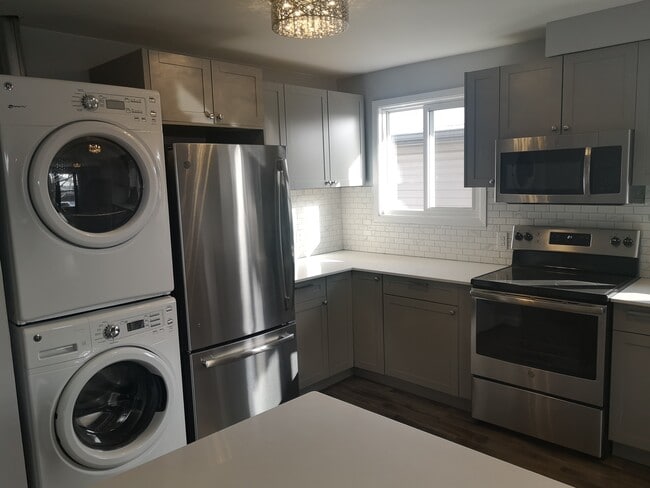 Building Photo - Spacious 3 Bed on Main Floor on East Mountain