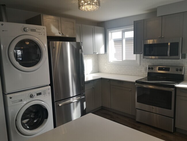 Photo du bâtiment - Spacious 3 Bed on Main Floor on East Mountain