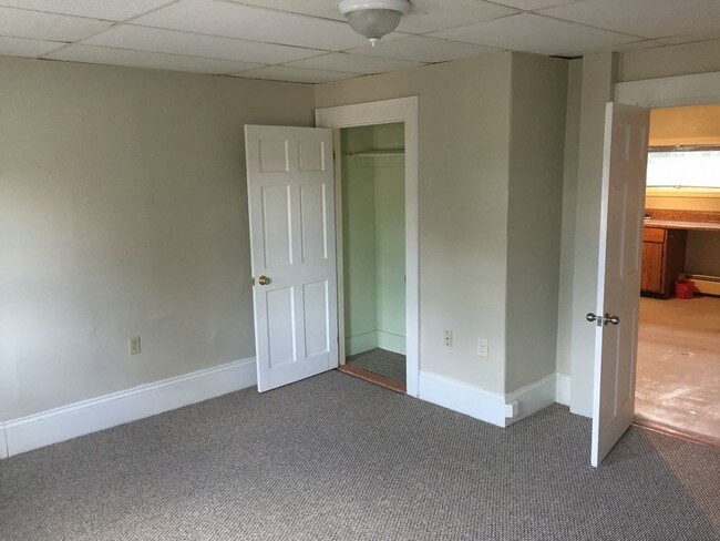 Building Photo - Fabulous Spacious 2 BR w Heat Included.