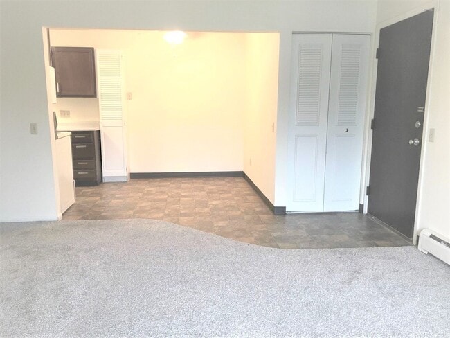 Building Photo - Upper 2 Bedroom 1 Bathroom