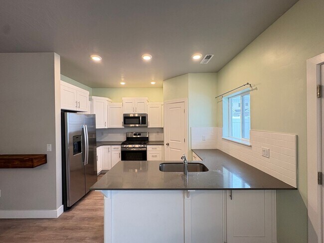 Foto del edificio - Cedar Bend Townhome!