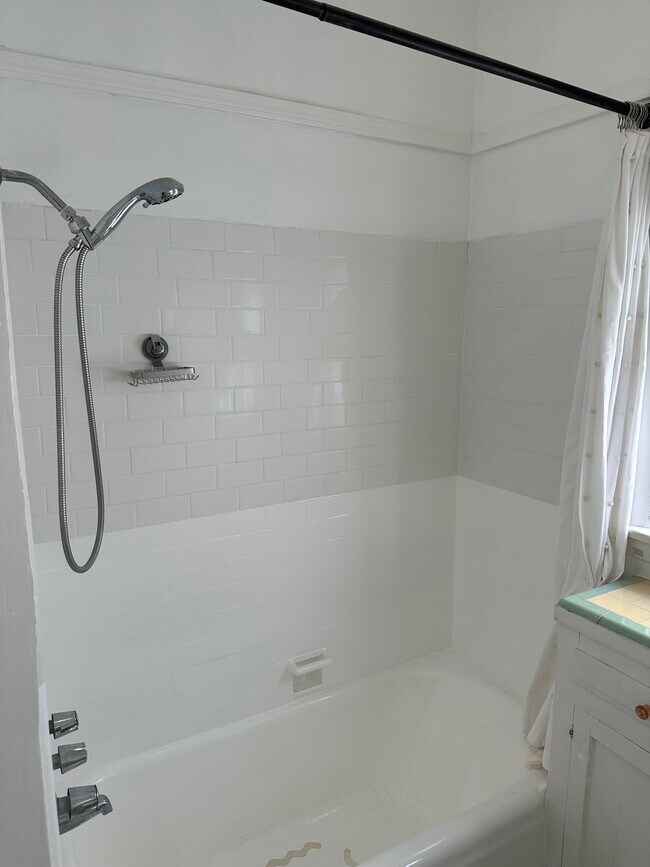 Foto del edificio - 1859 Kelton Ave