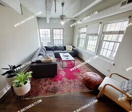 Building Photo - 3001 Gillham Rd