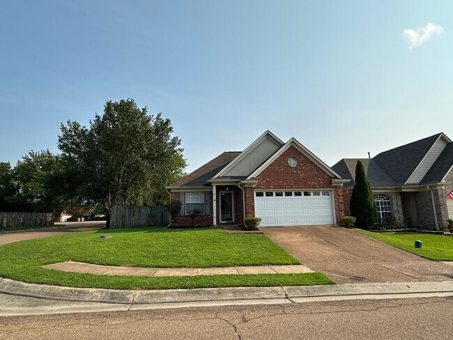 Foto del edificio - Lovely Cordova home. Fresh Paint and New Carpet! Fenced backyard and eat in kitchen. Pets are wel...