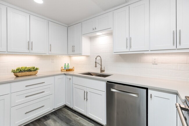 Building Photo - 4600 Ocean Dr