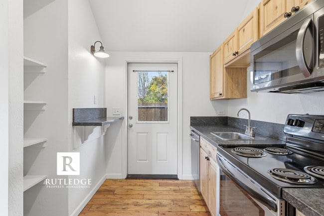 Building Photo - Cozy 2 Bedroom, 1 Bath in the Heart of Medford