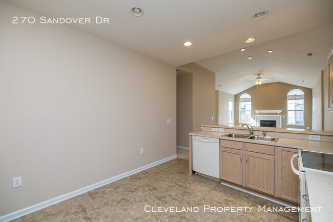Building Photo - Bright 2 Bedroom Ranch Style Condo