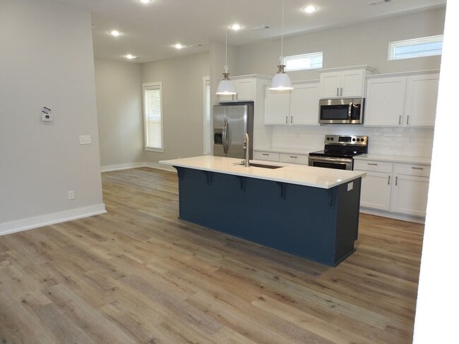 Building Photo - Newer 4  Bedroom 4.5 Bathroom Home Now Pre...