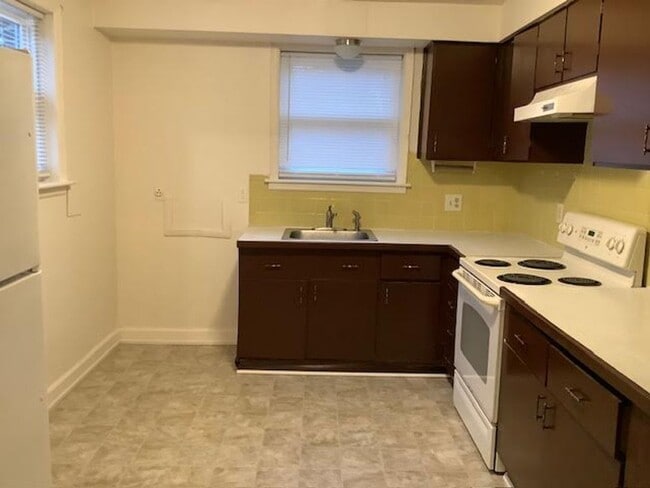 Building Photo - 1911 Rainbow Forest #3