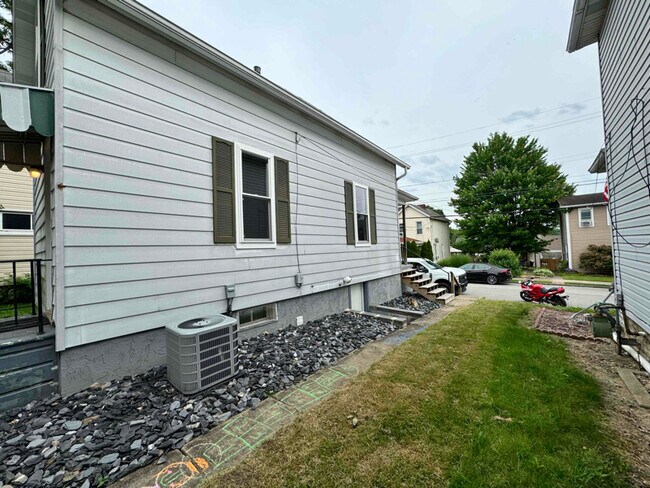 Building Photo - 743 Lemington St