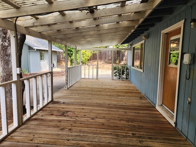 Foto del edificio - 1412 Mistletoe Ln