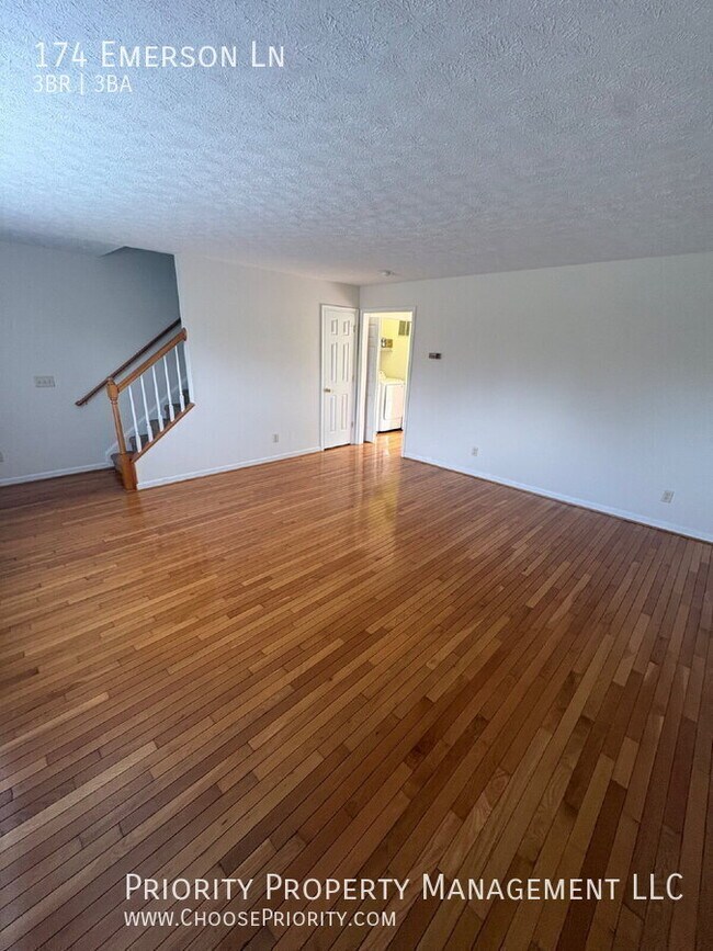 Foto del edificio - 174 Emerson Ln