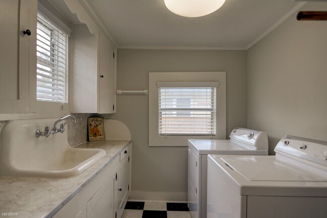 Building Photo - 2 br, 2 bath House - 814 E 29th St