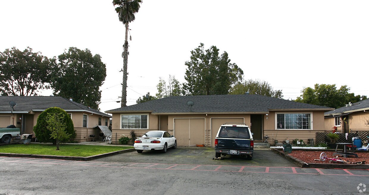 Foto del edificio - 1777 Petaluma Hill Rd