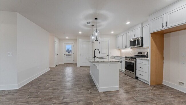 Foto del edificio - "Charming 3-Bedroom Retreat with Granite Finishes & Cozy Fireplace in Farmington!"