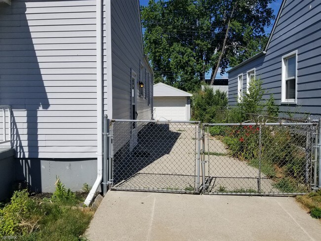 Building Photo - 3 br, 1 bath House - 21065 Eastwood Blvd