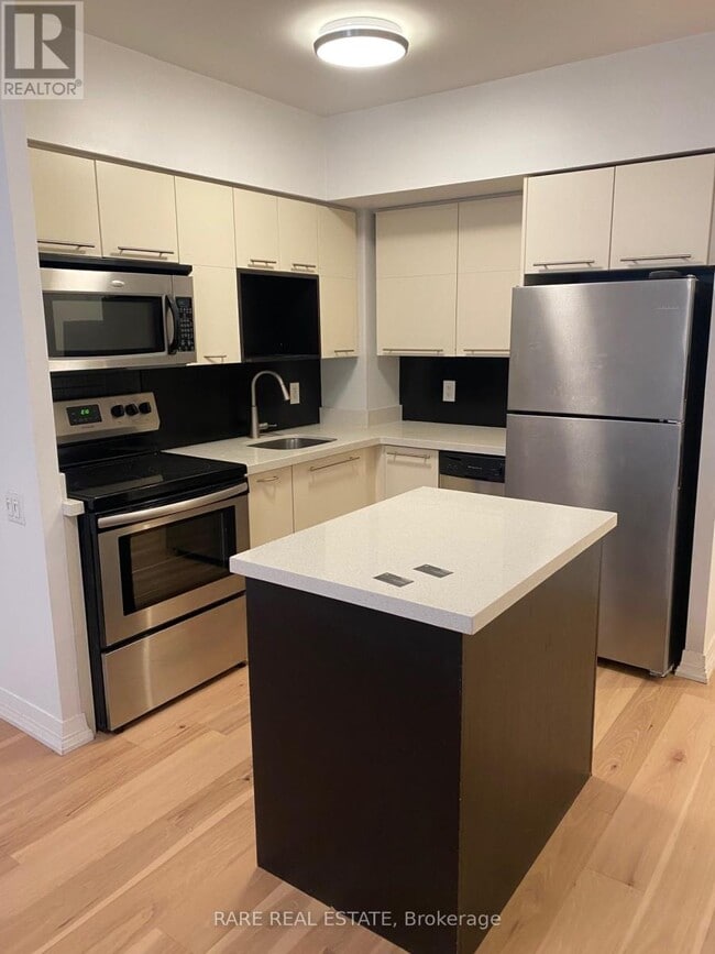 Building Photo - 21 Carlton St.