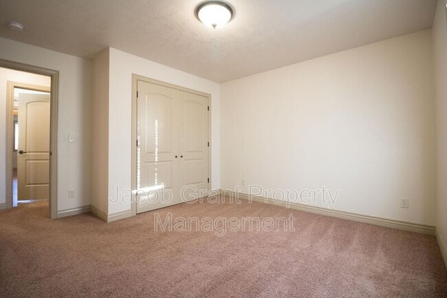 Foto del edificio - 454 E Center St