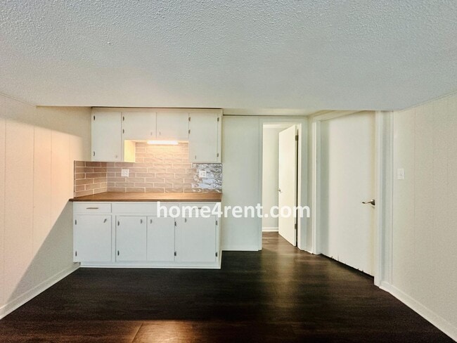 Building Photo - Updated Kitchen w/ Granite Counters, Subway Tile, SS Appliances