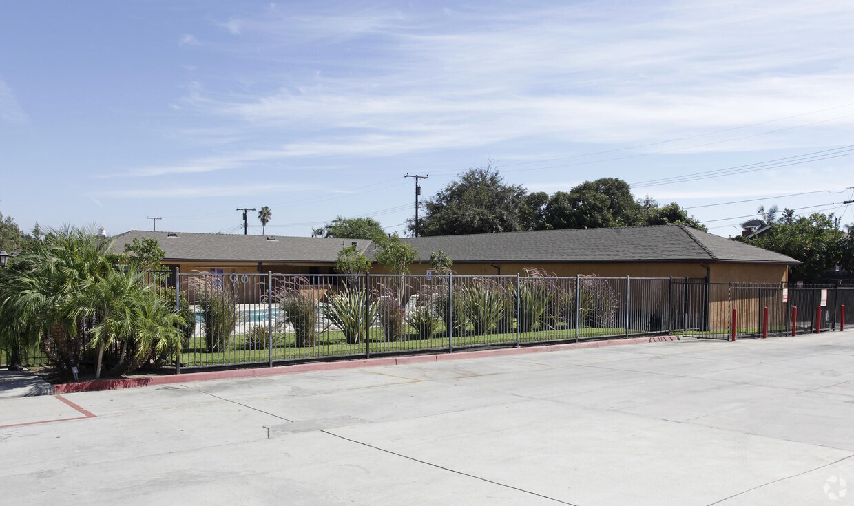 Foto principal - College Village Apartments