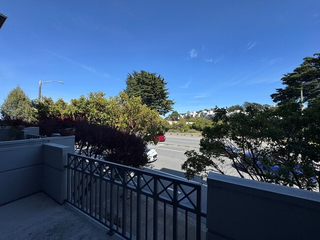 Building Photo - 280 Portola Dr