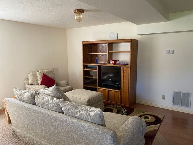Building Photo - Cozy 2 Bedroom Lower Apartment - Utilities...