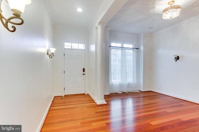 Building Photo - 18353 Fairway Oaks Square
