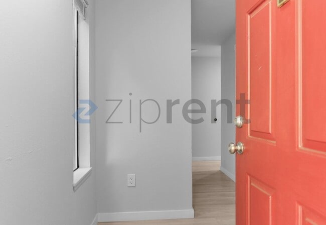Building Photo - Unit B7