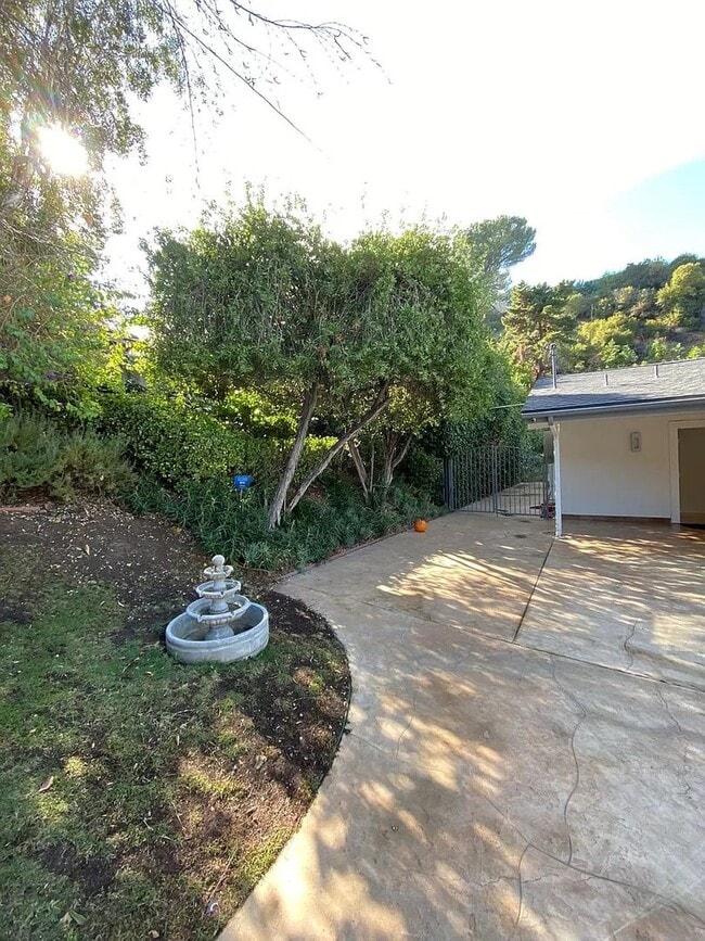 Building Photo - 16636 Calneva Dr