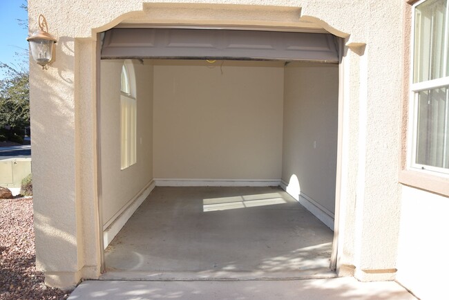 Foto del edificio - LAWN! GATED! 3 CAR GARAGE! 1 STORY! UPGRADED!