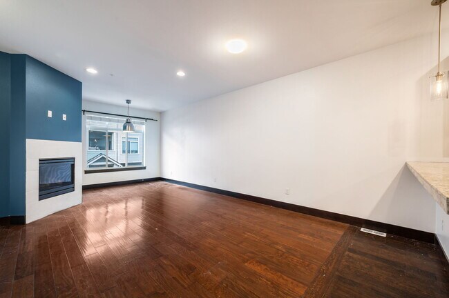 Building Photo - 4000 NE 3rd Pl