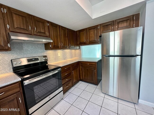 Building Photo - 821 E Orange Dr