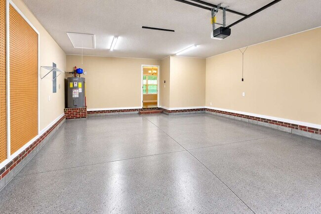 Building Photo - Adorable 3 bed, 2 bath w/ Attached Garage!