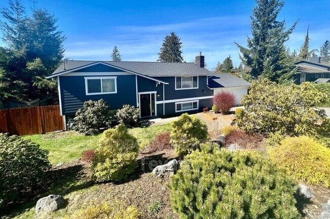 Building Photo - 2409 Crestline Dr