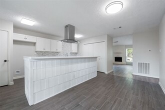 Building Photo - 11805 Southlake Dr