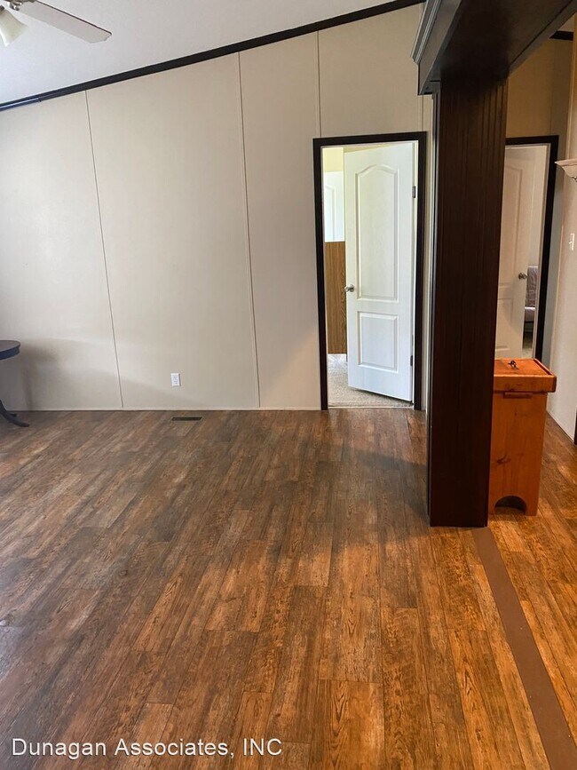 Building Photo - 3 br, 2 bath House - 305 E. Rose St.