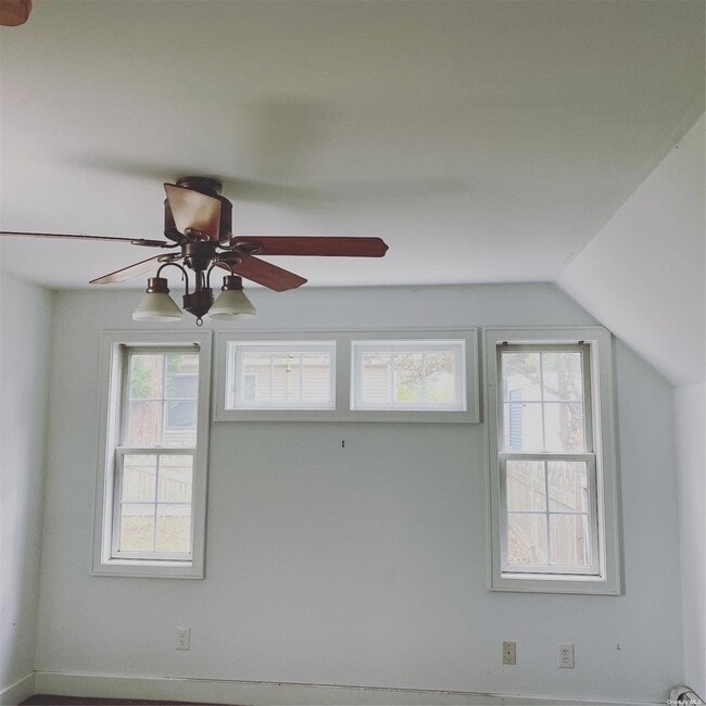 Building Photo - 498 Rosevale Ave