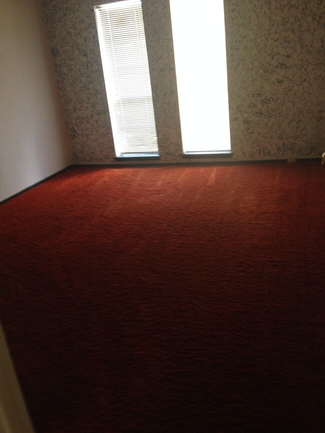 Building Photo - 2424 Oakmere Dr