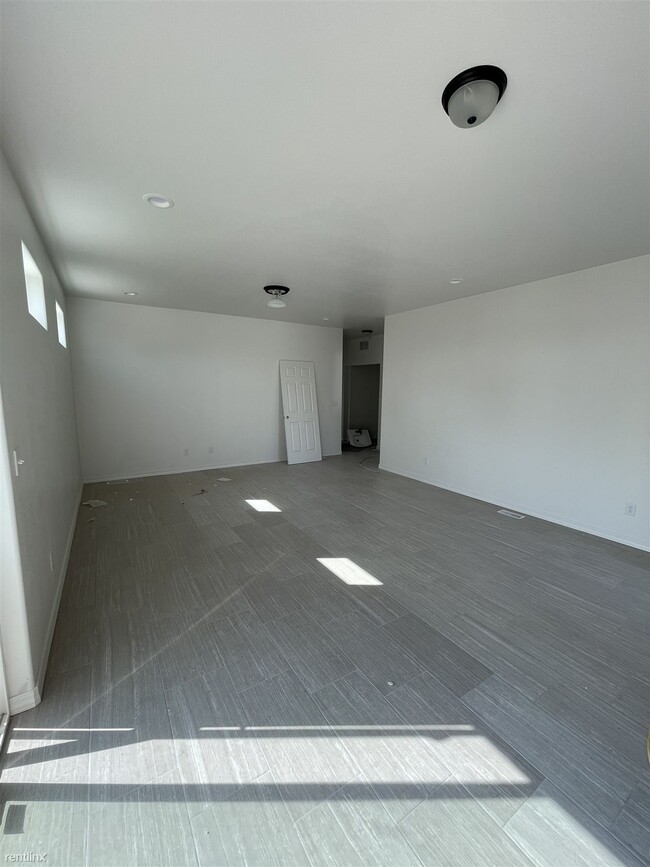Building Photo - 3 br, 2 bath Duplex - 248 West Elbow Drive